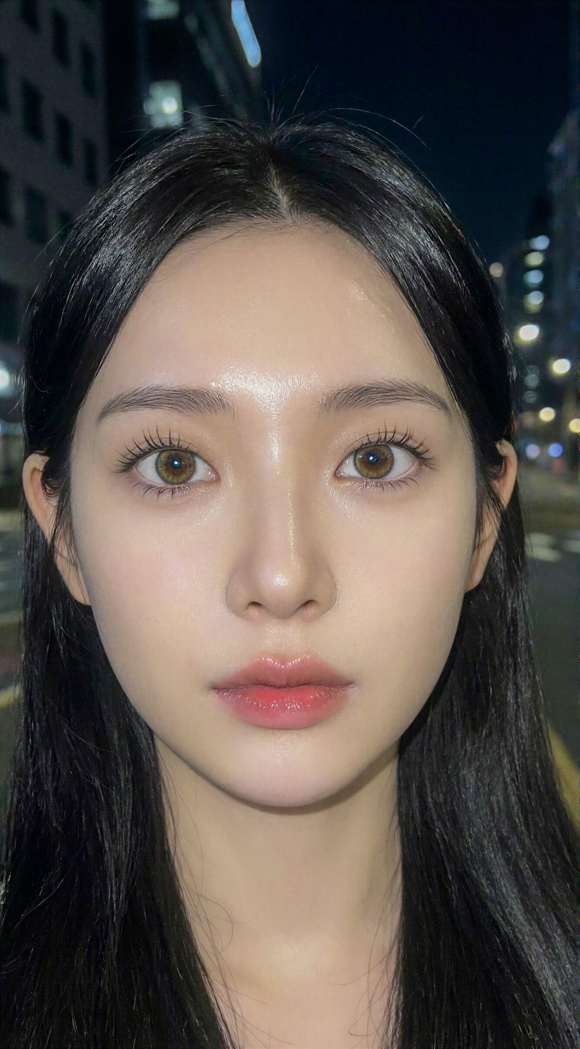 抖音风格夜景下的亚洲年轻女性肖像