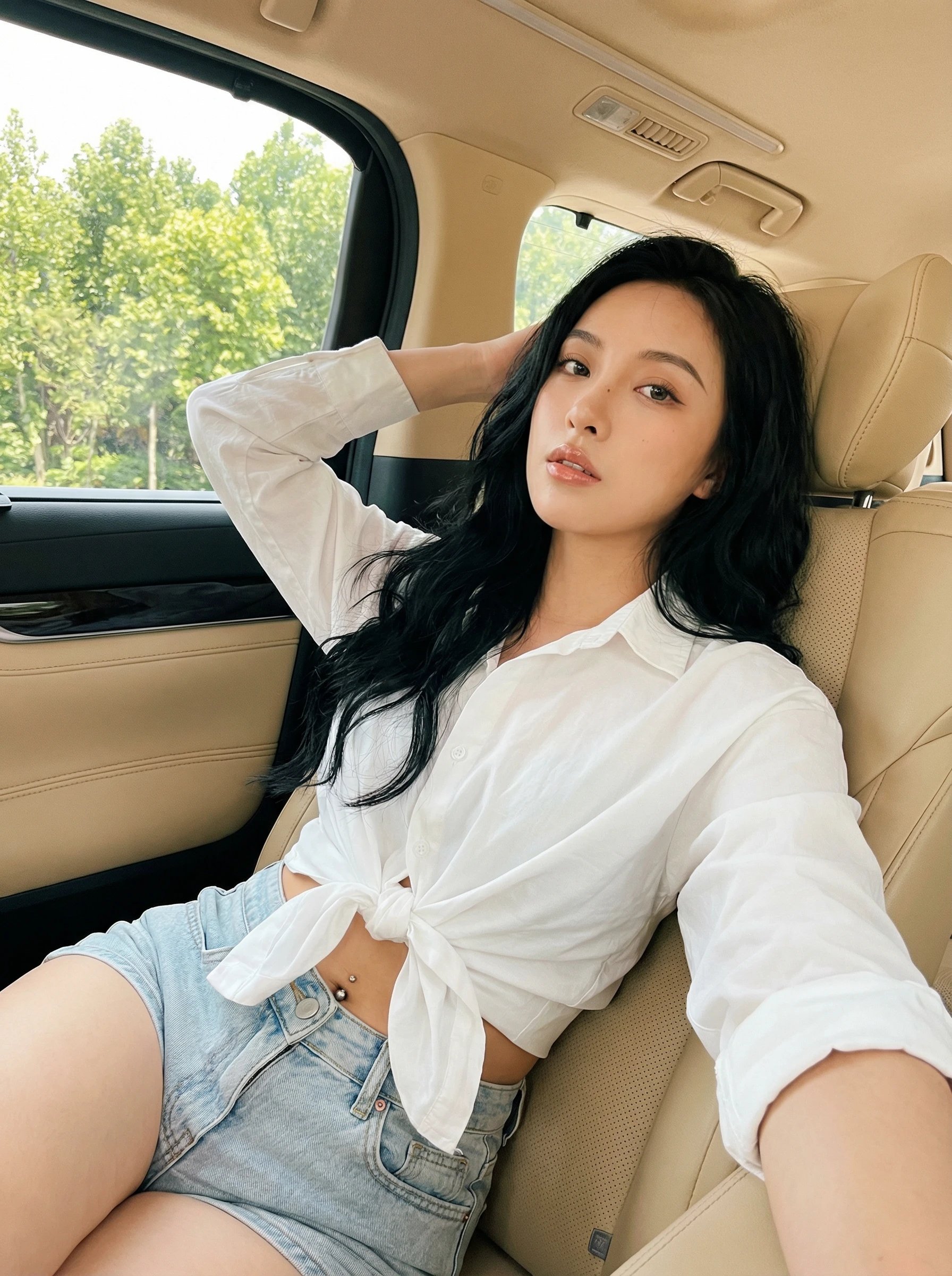 自然Instagram风格自拍：时尚年轻女性豪华车内造型
