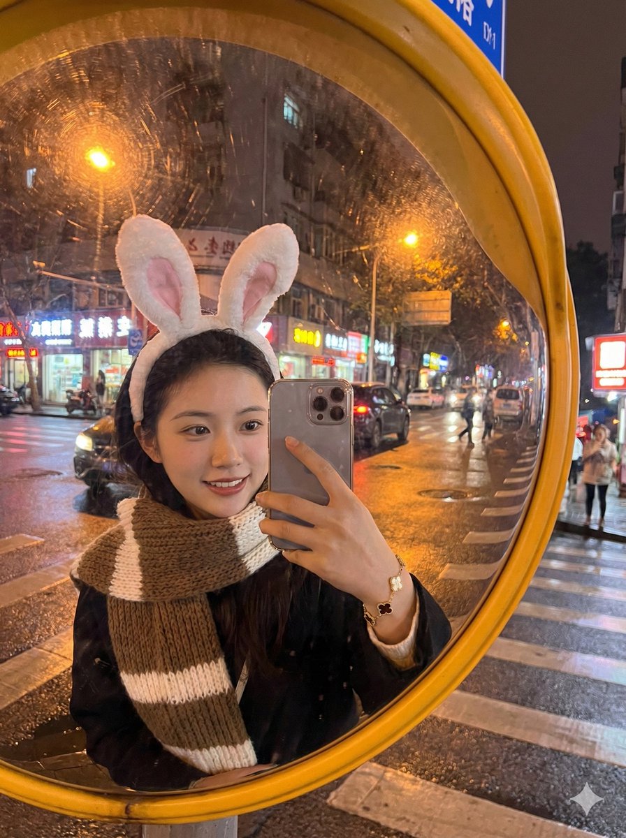 路口转角反光镜自拍