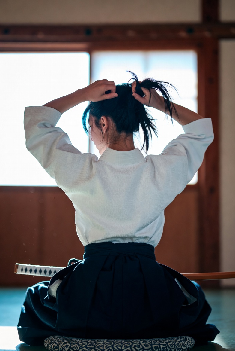 年轻女性传统武术服装摆姿势