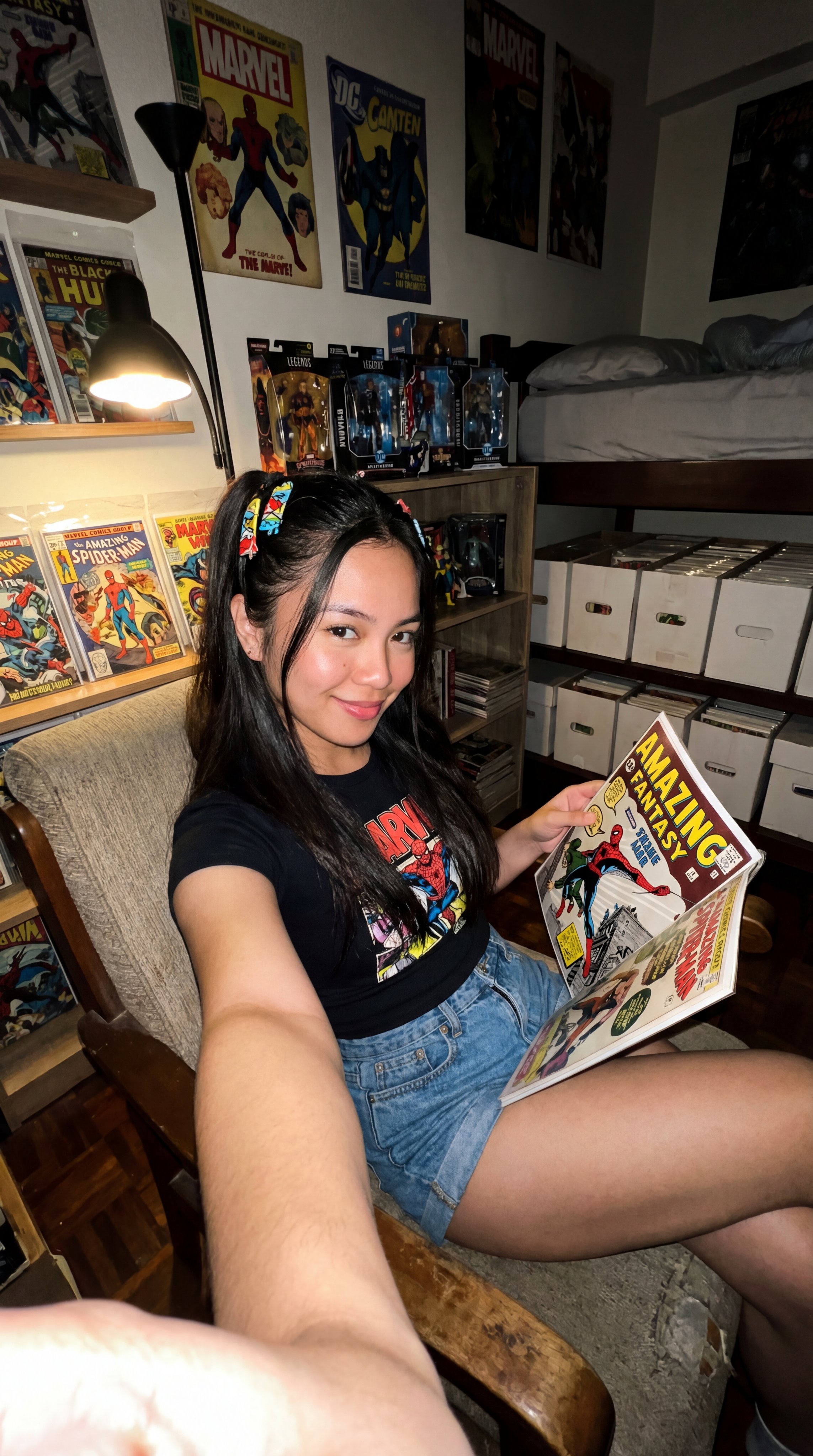 复古漫画收藏家卧室自拍