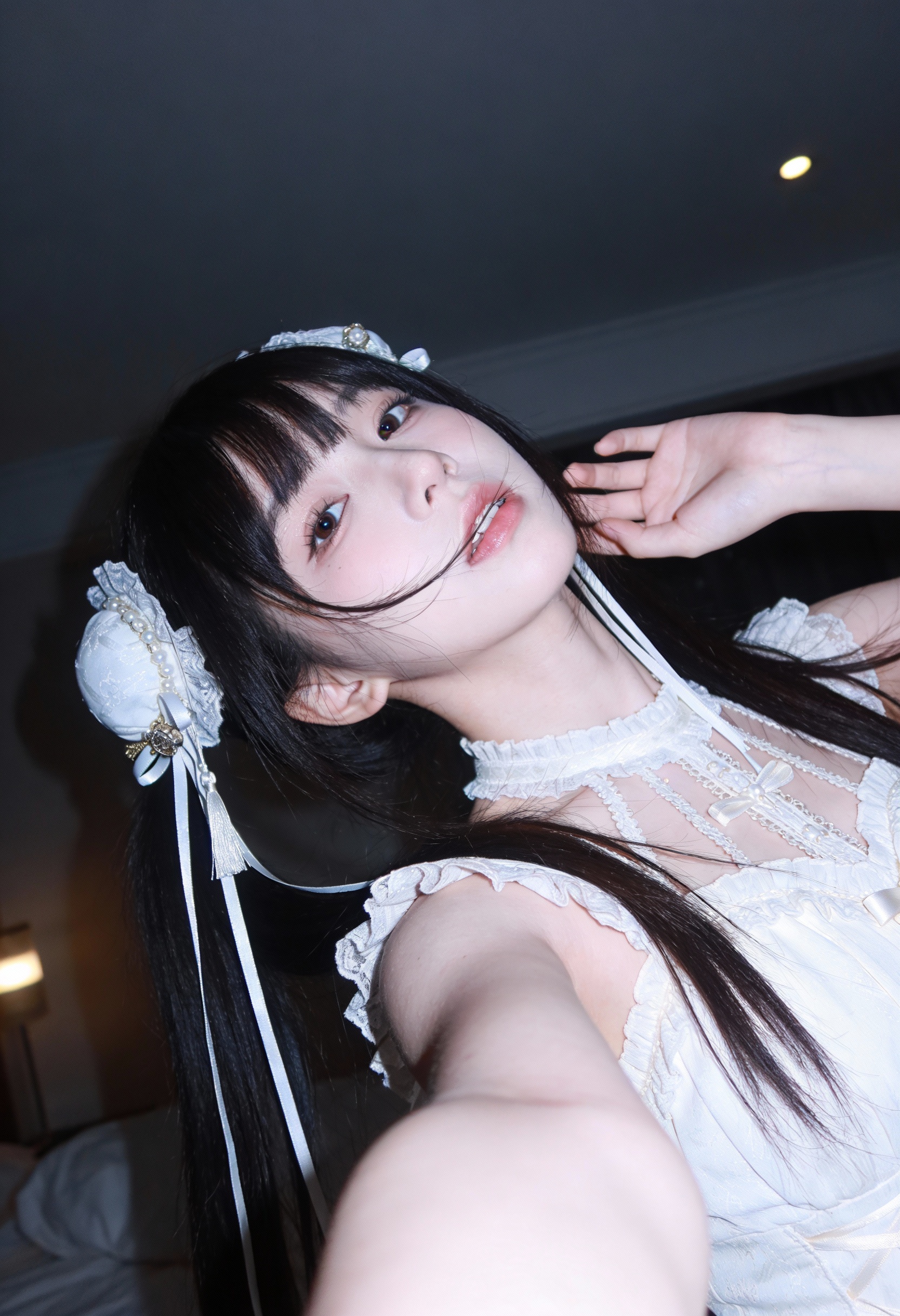 18岁女生宿舍夜景观照