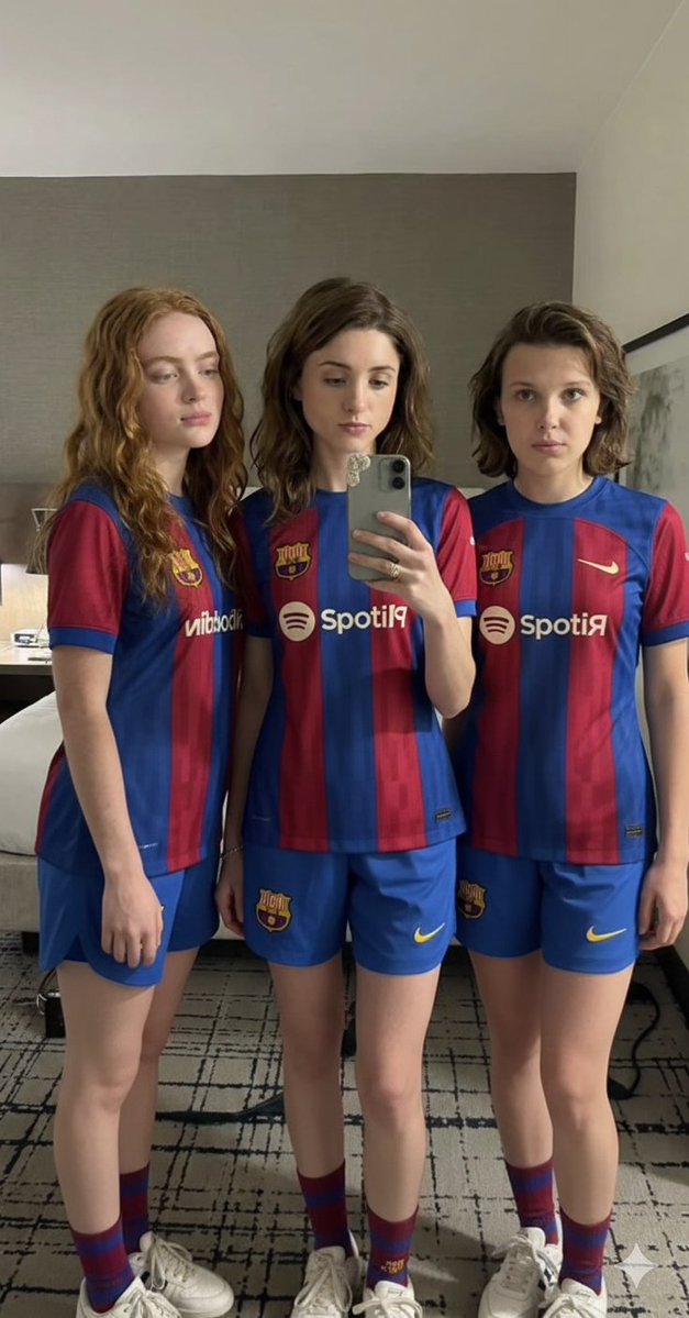 三位女演员在酒店房间内的FC巴塞罗那球衣合影