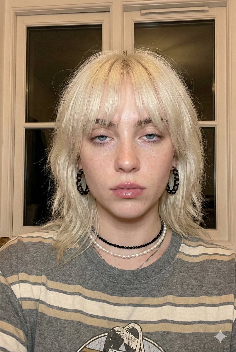 2021年Billie Eilish风格的年轻女性自拍